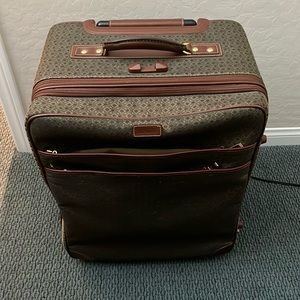 Hartmann suitcase in great condition only used once.